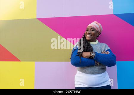 Ritratto di una bella donna su sfondo colorato Foto Stock