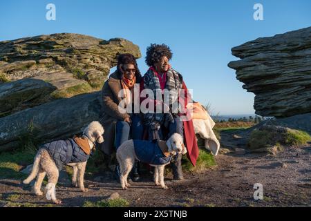 Due donne e due cani che camminano insieme Foto Stock