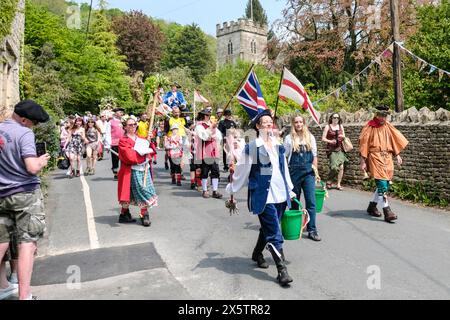 Randwick, Glos, Regno Unito. 11 maggio 2024. Randick WAP è una tradizionale festa primaverile del Cotswold. La Regina e il Sindaco di maggio sono portati in alto alla testa di una processione in costume verso l'antico pozzo. C'è un formaggio arrotolato e un Fayre. Il piccolo villaggio di Randwick si trova nelle Cotswolds vicino a Stroud. Con origini risalenti al medioevo, la celebrazione si estinse, ma fu ripresa nel 1970 dal vicario locale. Crediti: JMF News/Alamy Live News Foto Stock