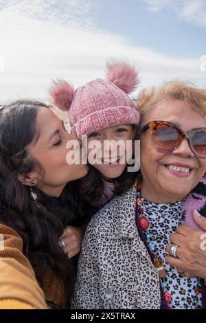 Nonna, madre e figlia che si fanno selfie Foto Stock