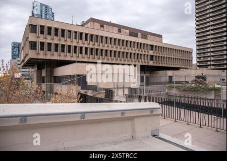 Calgary, Alberta - 4 maggio 2024: Ex Calgary Board of Education Building nel centro di Calgary. Costruito nello stile architettonico brutalista. Foto Stock