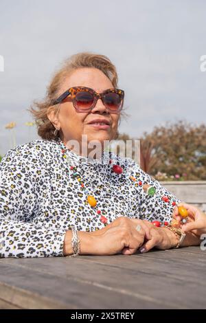 Ritratto di elegante donna anziana con occhiali da sole Foto Stock
