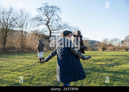 Donne e uomini nel prato Foto Stock