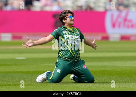 Edgbaston, Birmingham, Regno Unito. 11 maggio 2024. 1st Vitality Womens T20 International, Inghilterra contro Pakistan; Nida Dar del Pakistan festeggia dopo aver preso un colpo per licenziare Maia Bouchier of England Credit: Action Plus Sports/Alamy Live News Foto Stock