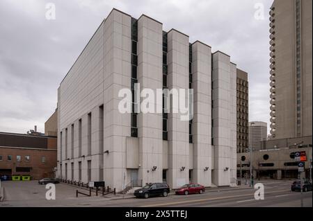 Calgary, Alberta - 4 maggio 2024: Ex edificio della Biblioteca pubblica di Calgary ora occupato dalla scuola di architettura dell'Università di Calgary. Foto Stock