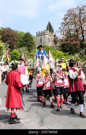 Randwick, Glos, Regno Unito. 11 maggio 2024. Randick WAP è una tradizionale festa primaverile del Cotswold. La Regina e il Sindaco di maggio sono portati in alto alla testa di una processione in costume verso l'antico pozzo. C'è un formaggio arrotolato e un Fayre. Il piccolo villaggio di Randwick si trova nelle Cotswolds vicino a Stroud. Con origini risalenti al medioevo, la celebrazione si estinse, ma fu ripresa nel 1970 dal vicario locale. Crediti: JMF News/Alamy Live News Foto Stock