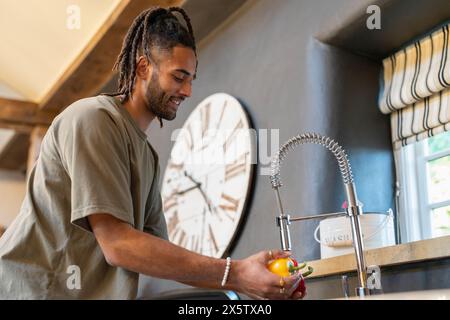 Uomini con paura che lavano le verdure Foto Stock