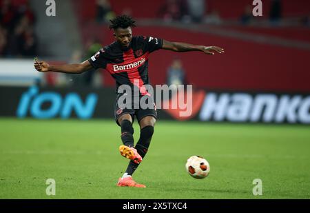 LEVERKUSEN, GERMANIA - 9 MAGGIO: Edmond Tapsoba del Bayer Leverkusen corre con un pallone durante la semifinale di UEFA Europa League 2023/24 contro il Bayer 04 Leverkusen e L'AS Roma alla BayArena il 9 maggio 2024 a Leverkusen, Germania. © diebilderwelt / Alamy Stock Foto Stock