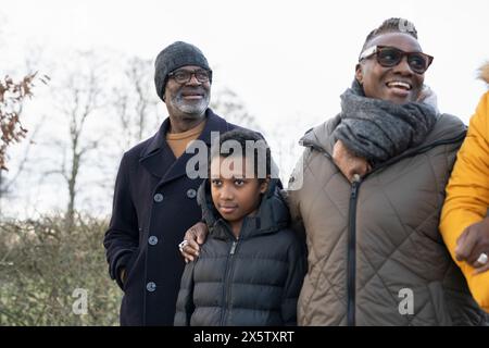 Ragazzo con nonni che cammina in un ambiente rurale Foto Stock