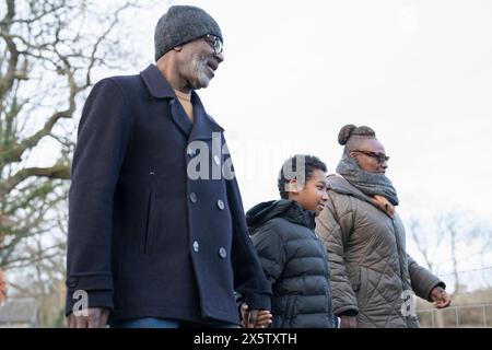 Ragazzo con nonni che cammina in un ambiente rurale Foto Stock