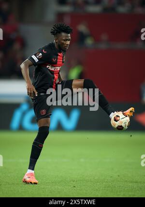 LEVERKUSEN, GERMANIA - 9 MAGGIO: Edmond Tapsoba del Bayer Leverkusen corre con un pallone durante la semifinale di UEFA Europa League 2023/24 contro il Bayer 04 Leverkusen e L'AS Roma alla BayArena il 9 maggio 2024 a Leverkusen, Germania. © diebilderwelt / Alamy Stock Foto Stock