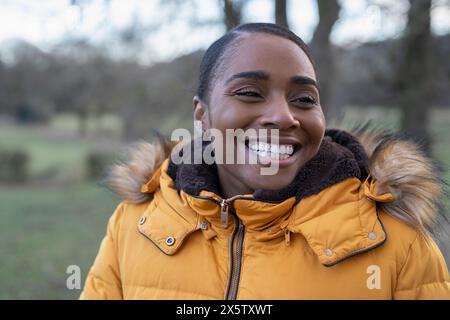 Ritratto di donna che indossa una giacca invernale in un ambiente rurale Foto Stock