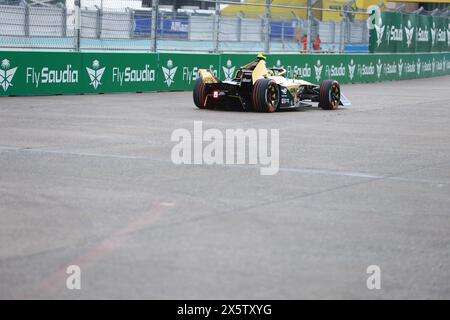 10 maggio 2024, Berlino, Berlin Tempelhof, Platz Der LUF, Germania: Berlin-Tempelhof: la foto mostra la pista con auto da corsa elettriche. (Credit Image: © Simone Kuhlmey/Pacific Press via ZUMA Press Wire) SOLO PER USO EDITORIALE! Non per USO commerciale! Crediti: ZUMA Press, Inc./Alamy Live News Foto Stock