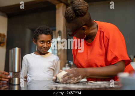 Donna anziana con nipote che prepara l'impasto Foto Stock