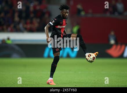 LEVERKUSEN, GERMANIA - 9 MAGGIO: Edmond Tapsoba del Bayer Leverkusen corre con un pallone durante la semifinale di UEFA Europa League 2023/24 contro il Bayer 04 Leverkusen e L'AS Roma alla BayArena il 9 maggio 2024 a Leverkusen, Germania. © diebilderwelt / Alamy Stock Foto Stock