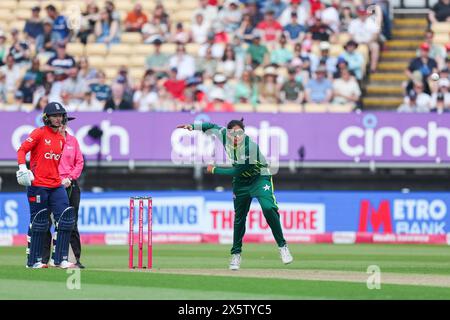 Birmingham, Regno Unito. 11 maggio 2024. Sadia Iqbal del Pakistan in azione bowling durante il 1 ° Vitality Women's IT20 match tra England Women e Pakistan Women all'Edgbaston Cricket Ground, Birmingham, Inghilterra, l'11 maggio 2024. Foto di Stuart Leggett. Solo per uso editoriale, licenza richiesta per uso commerciale. Non utilizzare in scommesse, giochi o pubblicazioni di singoli club/campionato/giocatori. Crediti: UK Sports Pics Ltd/Alamy Live News Foto Stock