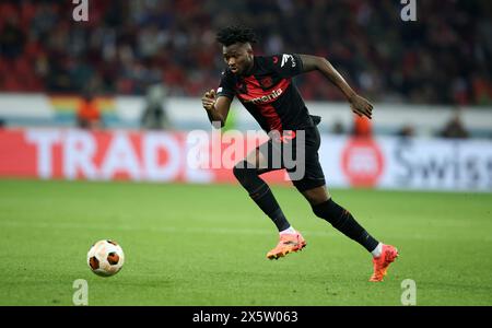 LEVERKUSEN, GERMANIA - 9 MAGGIO: Edmond Tapsoba del Bayer Leverkusen corre con un pallone durante la semifinale di UEFA Europa League 2023/24 contro il Bayer 04 Leverkusen e L'AS Roma alla BayArena il 9 maggio 2024 a Leverkusen, Germania. © diebilderwelt / Alamy Stock Foto Stock