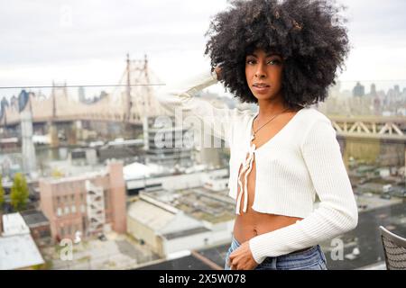 USA, New York, Ritratto di donna con capelli afro in città Foto Stock