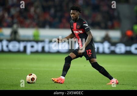 LEVERKUSEN, GERMANIA - 9 MAGGIO: Edmond Tapsoba del Bayer Leverkusen corre con un pallone durante la semifinale di UEFA Europa League 2023/24 contro il Bayer 04 Leverkusen e L'AS Roma alla BayArena il 9 maggio 2024 a Leverkusen, Germania. © diebilderwelt / Alamy Stock Foto Stock