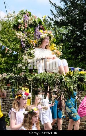 Randwick, Glos, Regno Unito. 11 maggio 2024. Randick WAP è una tradizionale festa primaverile del Cotswold. La Regina e il Sindaco di maggio sono portati in alto alla testa di una processione in costume verso l'antico pozzo. C'è un formaggio arrotolato e un Fayre. Il piccolo villaggio di Randwick si trova nelle Cotswolds vicino a Stroud. Con origini risalenti al medioevo, la celebrazione si estinse, ma fu ripresa nel 1970 dal vicario locale. Crediti: JMF News/Alamy Live News Foto Stock