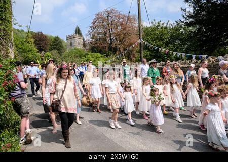 Randwick, Glos, Regno Unito. 11 maggio 2024. Randick WAP è una tradizionale festa primaverile del Cotswold. La Regina e il Sindaco di maggio sono portati in alto alla testa di una processione in costume verso l'antico pozzo. C'è un formaggio arrotolato e un Fayre. Il piccolo villaggio di Randwick si trova nelle Cotswolds vicino a Stroud. Con origini risalenti al medioevo, la celebrazione si estinse, ma fu ripresa nel 1970 dal vicario locale. Crediti: JMF News/Alamy Live News Foto Stock