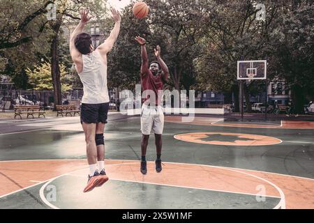 USA, Pennsylvania, Philadelphia, uomini che giocano a basket nel parco Foto Stock