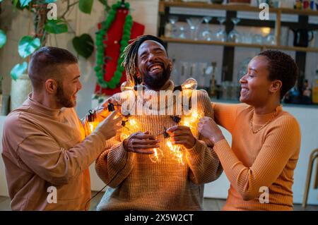 Amici che liberano la luce del cordoncino Foto Stock