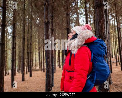 Escursionismo femminile nella foresta Foto Stock