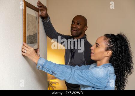 Una coppia di foto appese al muro in una nuova casa Foto Stock
