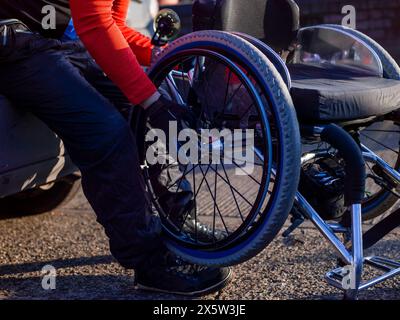 Sezione bassa dell'uomo disabile che imposta il ciclo manuale in auto Foto Stock