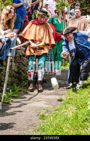 Randwick, Glos, Regno Unito. 11 maggio 2024. Il sindaco Brian Cratchley fa rotolare il formaggio. Randick WAP è una tradizionale festa primaverile del Cotswold. La Regina e il Sindaco di maggio sono portati in alto alla testa di una processione in costume verso l'antico pozzo. C'è un formaggio arrotolato e un Fayre. Il piccolo villaggio di Randwick si trova nelle Cotswolds vicino a Stroud. Con origini risalenti al medioevo, la celebrazione si estinse, ma fu ripresa nel 1970 dal vicario locale. Crediti: JMF News/Alamy Live News Foto Stock