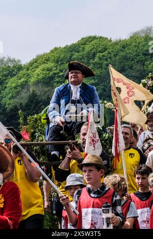 Randwick, Glos, Regno Unito. 11 maggio 2024. Randick WAP è una tradizionale festa primaverile del Cotswold. La Regina e il Sindaco di maggio sono portati in alto alla testa di una processione in costume verso l'antico pozzo. C'è un formaggio arrotolato e un Fayre. Il piccolo villaggio di Randwick si trova nelle Cotswolds vicino a Stroud. Con origini risalenti al medioevo, la celebrazione si estinse, ma fu ripresa nel 1970 dal vicario locale. Crediti: JMF News/Alamy Live News Foto Stock