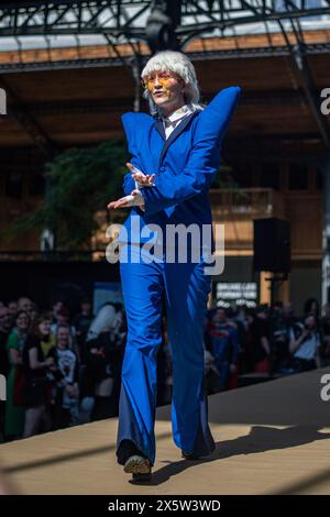 Bruxelles, Belgio. 11 maggio 2024, Bruxelles, Belgio. Un cosplayer che partecipa al Comic con di Bruxelles cammina lungo una passerella vestita da Joost Klein, star olandese dell'Eurovision. Crediti: Jay Kogler/Alamy Live News Foto Stock