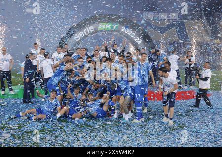 Como, Italia. 10 maggio 2024. Como 1907 festeggia la promozione in serie A con il trofeo di seconda classificata di serie BKT dopo la partita di serie B allo Stadio Giuseppe Sinigaglia, Como. Il credito per immagini dovrebbe essere: Jonathan Moscrop/Sportimage Credit: Sportimage Ltd/Alamy Live News Foto Stock