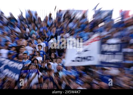 Como, Italia. 10 maggio 2024. I tifosi del Como 1907 fanno il tifo per la loro squadra durante la partita di serie B allo Stadio Giuseppe Sinigaglia, Como. Il credito per immagini dovrebbe essere: Jonathan Moscrop/Sportimage Credit: Sportimage Ltd/Alamy Live News Foto Stock