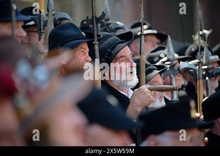 Viersen, Germania. 11 maggio 2024. I guardiani notturni di 30 città diverse e quattro paesi si riuniscono per scattare una foto di gruppo dopo una processione attraverso Dülken. L'incontro di partecipanti provenienti da città con una vecchia tradizione di guardiani notturni si svolge in luoghi diversi dal 1987. Credito: Henning Kaiser/dpa credito: dpa Picture Alliance/Alamy Live News/dpa/Alamy Live News Foto Stock