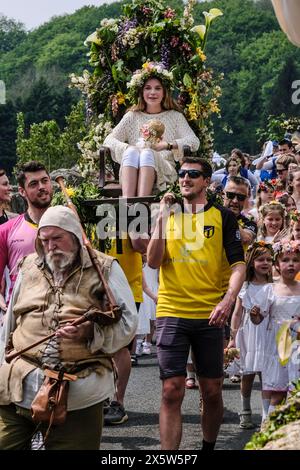 Randwick, Glos, Regno Unito. 11 maggio 2024. Randick WAP è una tradizionale festa primaverile del Cotswold. La Regina e il Sindaco di maggio sono portati in alto alla testa di una processione in costume verso l'antico pozzo. C'è un formaggio arrotolato e un Fayre. Il piccolo villaggio di Randwick si trova nelle Cotswolds vicino a Stroud. Con origini risalenti al medioevo, la celebrazione si estinse, ma fu ripresa nel 1970 dal vicario locale. Crediti: JMF News/Alamy Live News Foto Stock