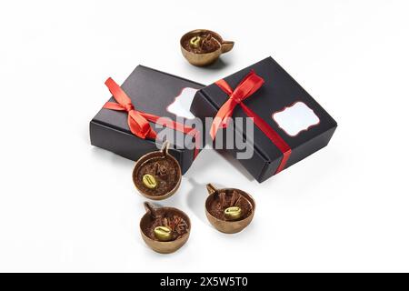 Caramelle al cioccolato a forma di piccole tazze da caffè in confezioni regalo Foto Stock