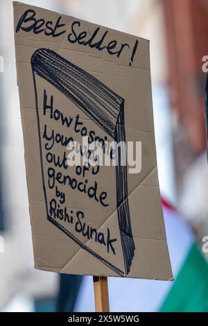 Manchester, Regno Unito. 11 maggio 2024. Striscione di protesta Rishi Sunak. Protesta palestinese a Manchester. I manifestanti pro palestinesi hanno marciato attraverso il centro di Manchester disturbando gli acquirenti e i trasporti pubblici. Questa è stata la 32a protesta consecutiva del fine settimana dal 7 ottobre 2023 che si è svolta in città. Manchester Regno Unito. Crediti: GaryRobertsphotography/Alamy Live News Foto Stock