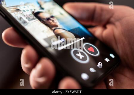 Data app, sito online. Scorri per amore e relazione. Destra o sinistra. Foto del profilo di una donna. Uomo con il telefono. Corrispondenza sull'applicazione mobile. Foto Stock