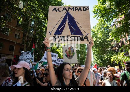 Madrid, Spagna. 11 maggio 2024. Una donna che protesta con un cartello che sostiene le proteste degli studenti universitari in campeggio, durante una manifestazione a sostegno del popolo palestinese in coincidenza con la commemorazione della Nakba palestinese. Migliaia di persone si radunano a Madrid con lo slogan "fermare il genocidio in Palestina” chiedendo la fine del commercio di armi con Israele e un cessate il fuoco definitivo nella Striscia di Gaza. Crediti: Marcos del Mazo/Alamy Live News Foto Stock