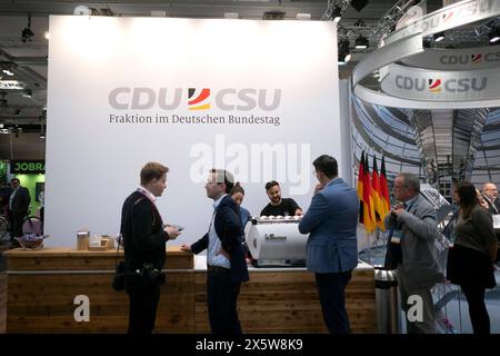 CDU Parteitag DEU, Deutschland, Germania, Berlino, 07.06.2024 Stand der Fraktion von CDU CSU im Bundestag am Stand der CDU/CSU-Fraktion beim Parteitag mit der Diskussion zum neuen Grundsatzprogramm der CDU unter dem motto in Freiheit Leben Deutschland sicher in Die Zukunft fuehren a Berlino Deutschland en: stallo della fazione CDU/CSU al Bundestag allo stand della fazione CDU/CSU alla conferenza del partito con la discussione sul nuovo programma di base Grundsatzprogramm del partito conservatore CDU sotto lo slogan vivere in libertà, portare la Germania nel futuro sicuro a Berlino Germania *** CDU Foto Stock