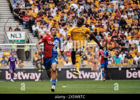 Wolverhampton, Regno Unito. 11 maggio 2024. Wolverhampton, Inghilterra, 11 maggio 2024: Toti (24 lupi) salta per il pallone durante la partita di calcio di Premier League tra Wolverhampton Wanderers e Crystal Palace allo stadio Molineux di Wolverhampton, Inghilterra (Natalie Mincher/SPP) credito: SPP Sport Press Photo. /Alamy Live News Foto Stock