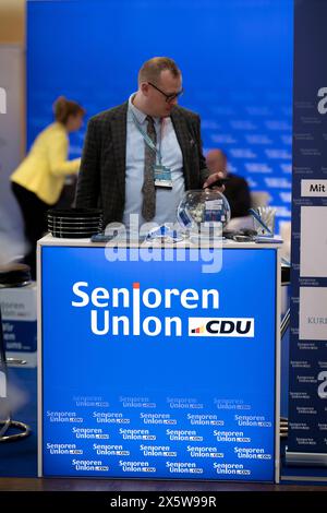 CDU Parteitag DEU, Deutschland, Germania, Berlino, 07.06.2024 Stand der Seniorenunion auf dem Parteitag mit der Diskussion zum neuen Grundsatzprogramm der CDU unter dem motto in Freiheit Leben Deutschland sicher in Die Zukunft fuehren in Berlin Deutschland en: stallo dell'Unione degli anziani alla conferenza del partito con la discussione sul nuovo programma di base Grundsatzprogramm del partito conservatore CDU sotto lo slogan vivere in libertà, condurre la Germania nel futuro in sicurezza a Berlino Germania *** CDU Parteitag DEU, Deutschland, Germania, Berlino, 07 06 2024 stallo dell'Unione degli anziani al partito confe Foto Stock