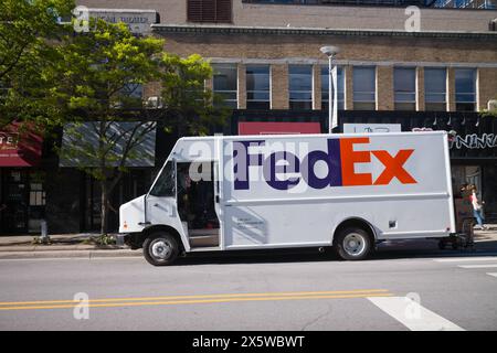 Furgone FedEx parcheggiato fuori dal Michigan Theater di Ann Arbor, Michigan USA Foto Stock