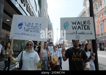 Londra, Inghilterra, Regno Unito. 11 maggio 2024. Walk for Water (Walk4water) per sensibilizzare sulla scarsità d'acqua in Africa e in altre regioni. (Credit Image: © Joao Daniel Pereira/ZUMA Press Wire) SOLO PER USO EDITORIALE! Non per USO commerciale! Foto Stock