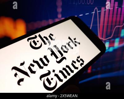 Konskie, Polonia - 11 maggio 2024: Logo aziendale del New York Times visualizzato sul cellulare Foto Stock