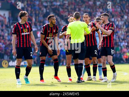 I giocatori del Bournemouth fanno appello all'arbitro Matt Donohue dopo aver assegnato un rigore a Brentford Un assegno VAR annulla la decisione durante la partita di Premier League al Vitality Stadium di Londra. Data foto: Sabato 11 maggio 2024. Foto Stock