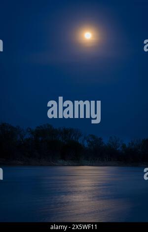 Luna piena sul fiume Missouri a Brownville, Nebraska Foto Stock