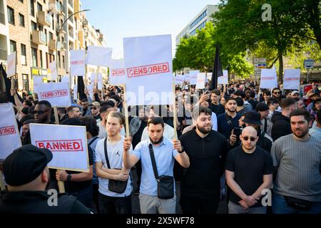 Amburgo, Germania. 11 maggio 2023. I manifestanti tengono i cartelli con le parole "censurato”, "Zensur”, "Verboten”, "bandito” in un raduno organizzato dalla rete islamica Muslim Interaktiv nel distretto di St. Georg ad Amburgo. Crediti: Gregor Fischer/dpa/Alamy Live News Foto Stock